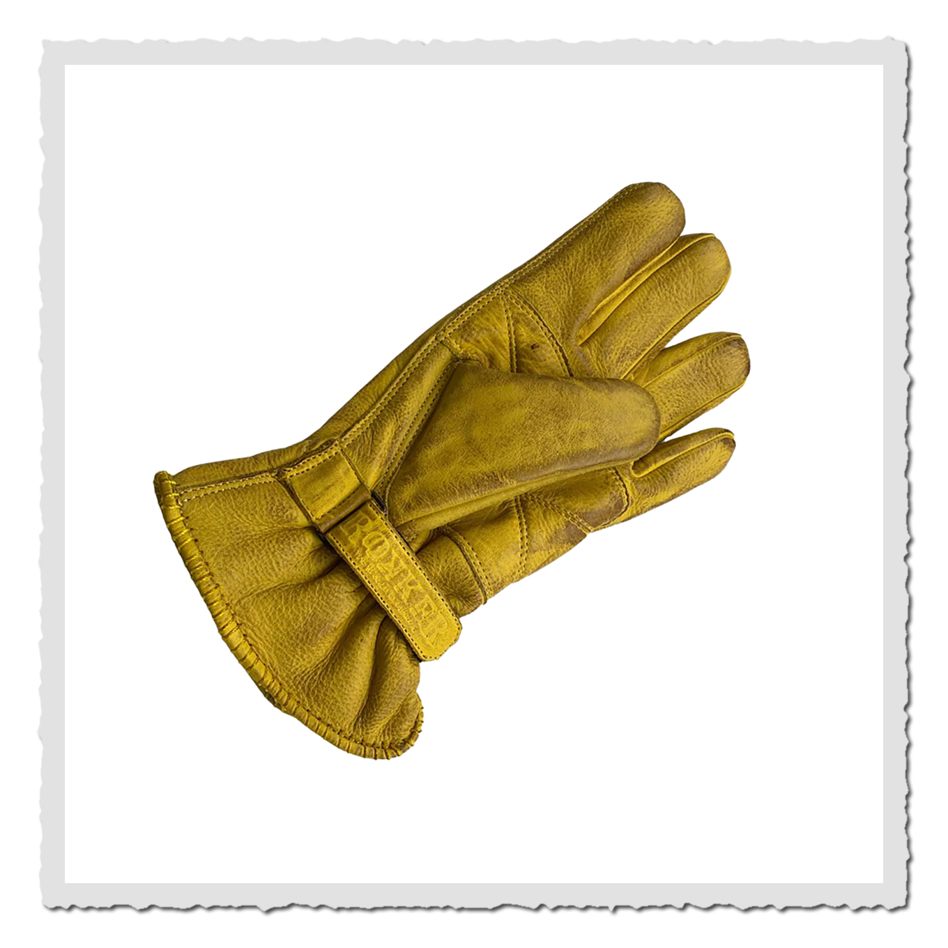 Gelber Lederhandschuh in schräger Rückansicht, freigestellt vor hellem Hintergrund, mit Lasche und längerer Stulpe.